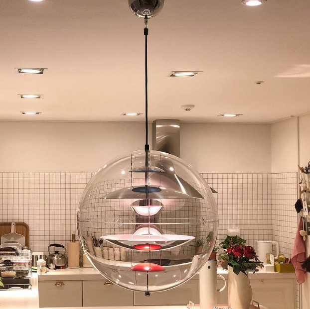 Pendelleuchte mit kugelförmigem Design